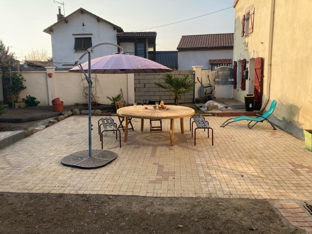 Après — terrasse aménagée avec mobilier extérieur